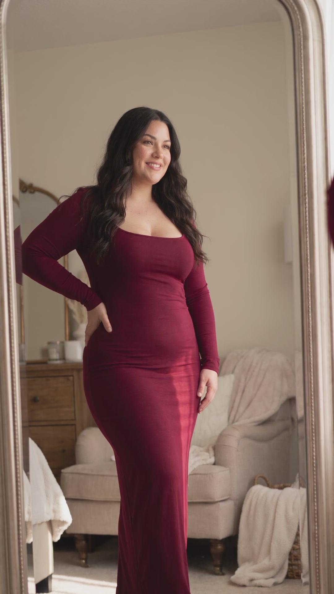 Video of the red Long-Sleeve Scoop-Neck Maxi Dress on a curvy model turning to show the fit
